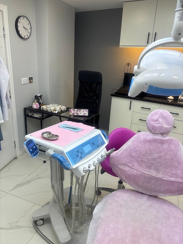 عيادة الدكتورة رغد العقرباوي لطب وتجميل و زراعة الاسنان
