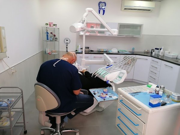 عيادات الدكتور فراس الشيخ لعلاج وتجميل وزراعة الأسنان