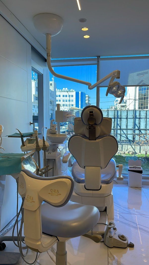 الدكتور باسل عمرو طب و جراحة الفم و الاسنان