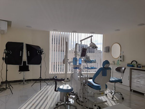 الدكتورة داليا الدغليس / طب وتجميل الاسنان