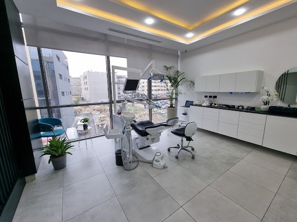 عيادة الدكتورة دانيا عواد لطب وزراعة الاسنان