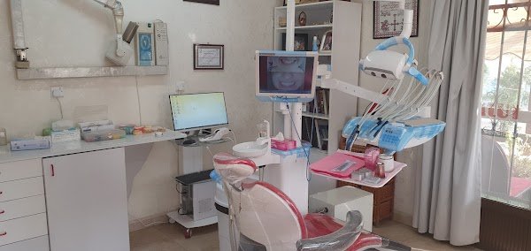 مركز الدكتورة لورس قمر للأسنان