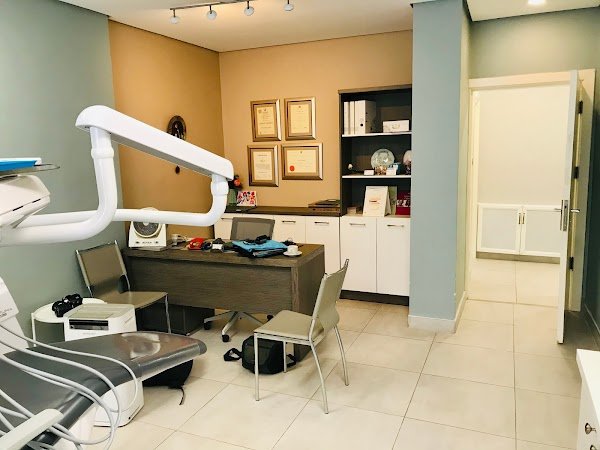 Dr Yassar Nafa - Specialist Orthodontist الدكتور يسار نافع - أخصائي تقويم الاسنان Damon braces - Invisalign