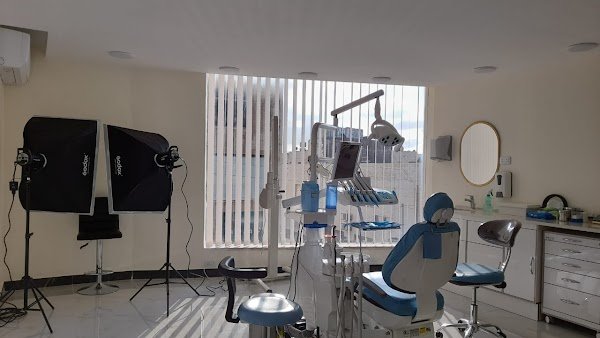 الدكتور يوسف زامل / طب وتجميل الاسنان